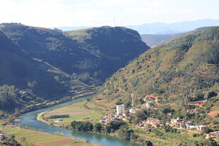 山谷中的河流与村落美景