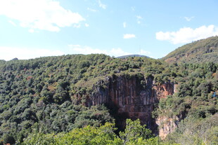 山峦间的翠绿悬崖景观