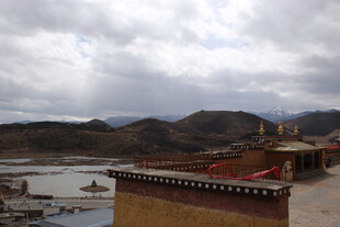 藏区风景 远山与建筑相映