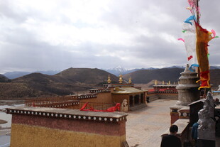 藏区风光 古朴建筑与经幡