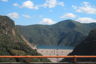 壮丽山水间的开阔景致