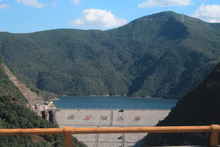 壮观的高山湖泊水坝景观