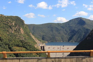 壮观的山间水库大坝景观