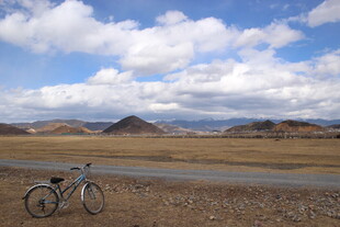 旷野中的自行车与壮美风景