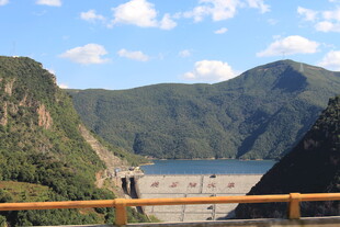 壮观的山水间大坝景象