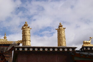 藏式建筑屋顶的金色装饰