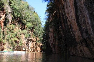 峡谷河流中的泛舟美景