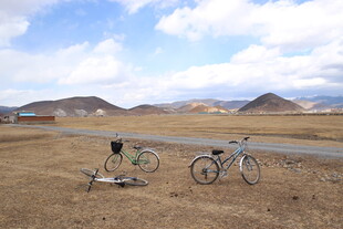 旷野中的两辆自行车