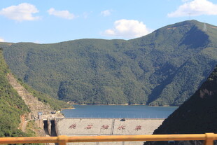 壮观的山间水库大坝