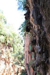 峡谷峭壁间的自然景致