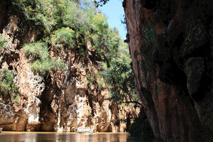 峡谷中的碧水与峭壁