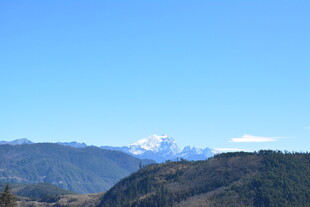 壮丽山景 远眺雪峰