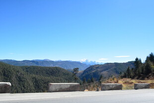 山间开阔景致 蓝天绿树