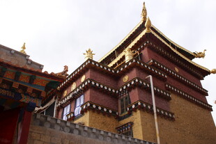 藏式古建筑寺庙一角