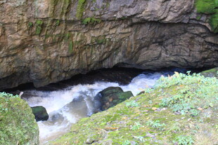 山间溪流穿岩石而过