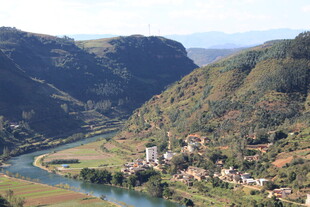 山间河谷中的美丽村落