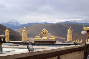 金佛群像与远山壮丽景观