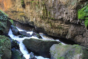 山间溪流穿石而过