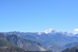 壮丽雪山下的连绵山脉