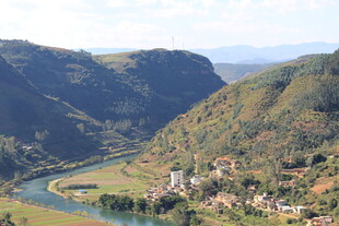 山间河谷中的美丽村落