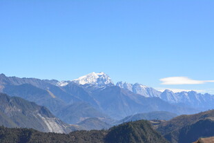 壮丽雪山山脉风光