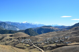 山间村落 远眺壮丽山脉