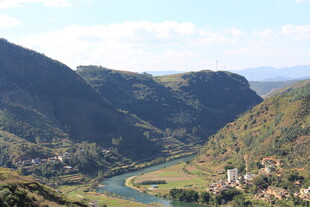 山间蜿蜒河流美景