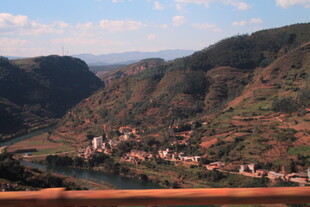 山谷中的美丽村落景观