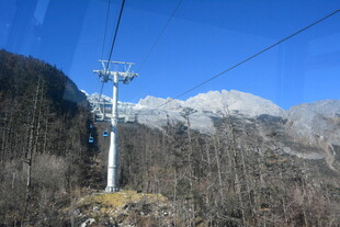 山间缆车穿梭于蓝天雪山