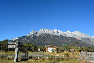 雪山下的宁静乡村风景