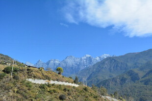 山间公路 远眺巍峨雪山