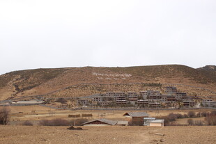 荒凉山坡下的村落景象