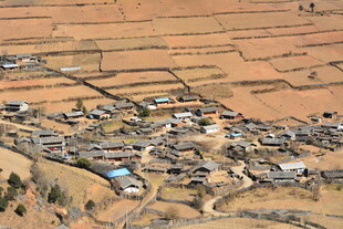 俯瞰黄土上的村落