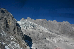 壮丽雪山山峰景观