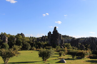 山林间的开阔美景