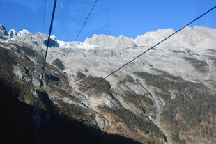 缆车穿行于壮丽雪山间