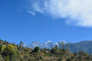 蓝天青山间的秀丽景致