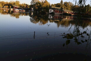 宁静湖畔风景倒影如画