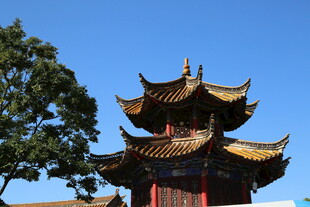 中式古亭 蓝天绿树相伴