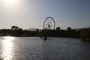 湖畔摩天轮的静谧风光