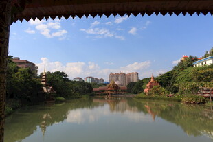 河畔风光 古建掩映绿水间