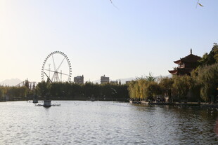 湖畔摩天轮与中式建筑景观