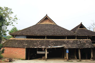 传统木质瓦房建筑景观