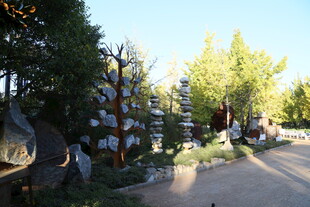 户外自然景观中的雕塑群