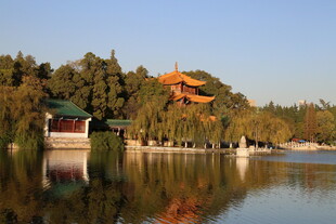 湖畔古建筑美景