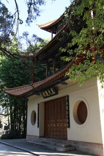 中式古建门楼 绿树环绕