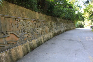 路边精美浮雕墙