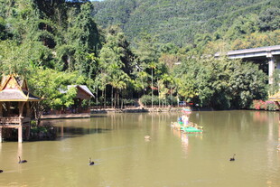 山水间的宁静泛舟场景