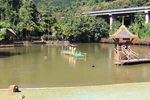 湖畔休闲景致 小船凉亭相伴