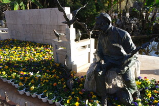 花园中的人物雕像